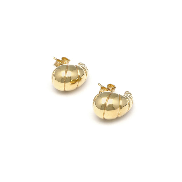 Aretes huecos motivo caracol en oro amarillo 14 kilates.