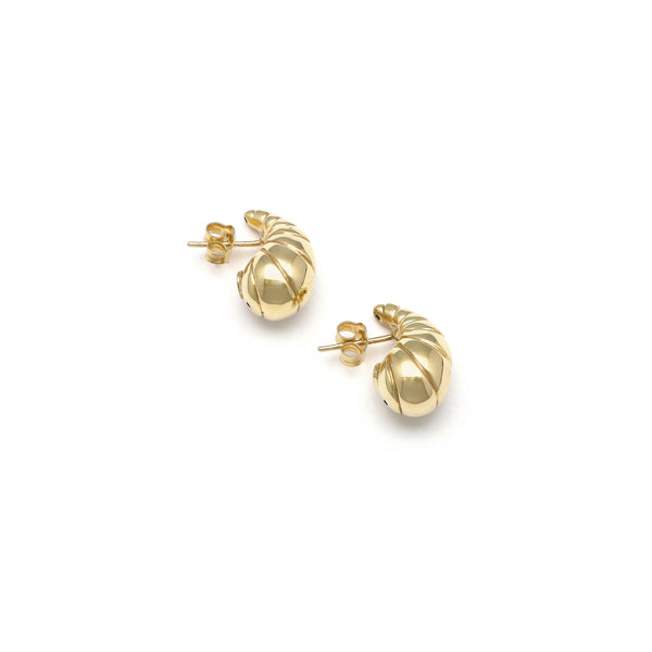 Aretes huecos motivo caracol en oro amarillo 14 kilates.