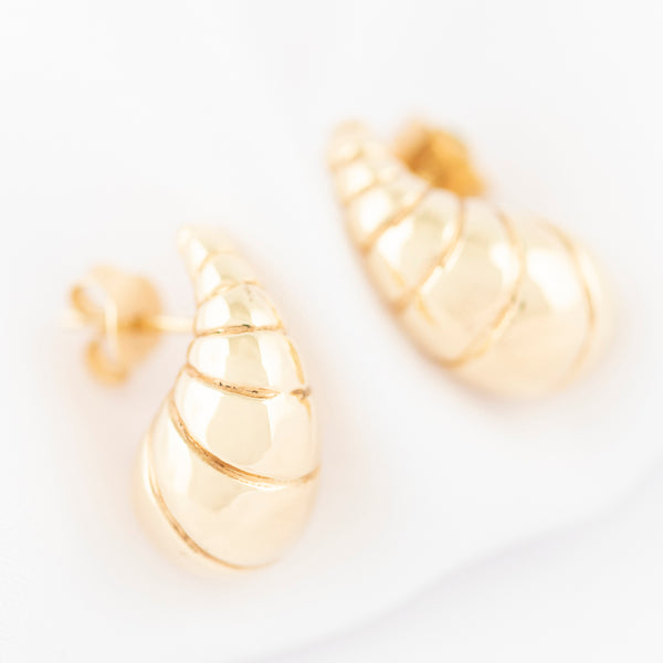 Aretes huecos motivo caracol en oro amarillo 14 kilates.