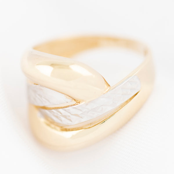 Anillo ondulado en oro amarillo 14 kilates.