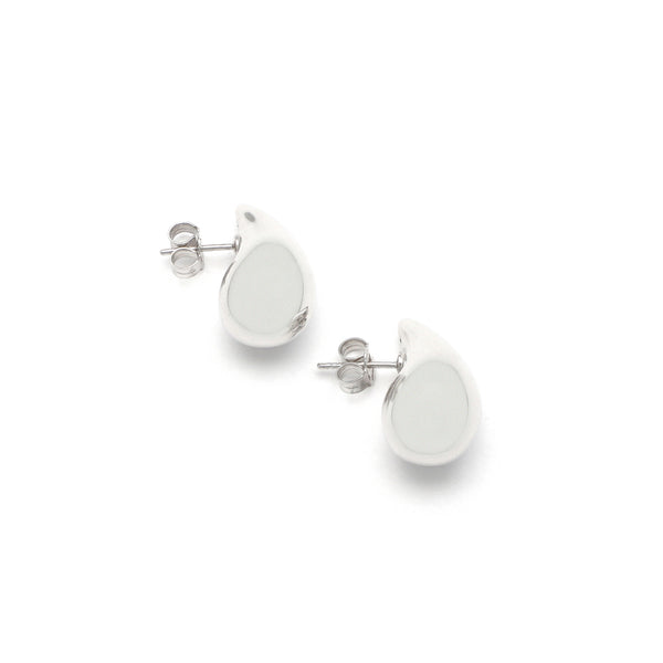 Aretes huecos motivo gota en oro blanco 14 kilates.