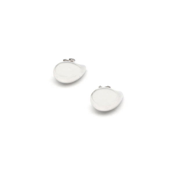 Aretes huecos motivo gota en oro blanco 14 kilates.