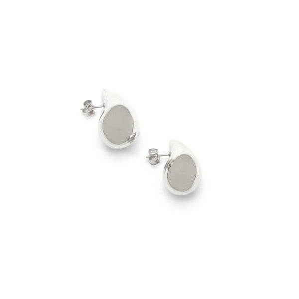 Aretes huecos motivo gota en oro blanco 14 kilates.