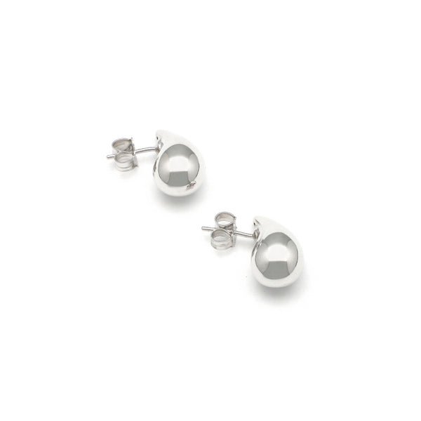 Aretes huecos motivo gota en oro blanco 14 kilates.