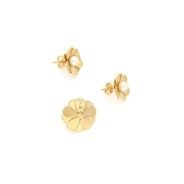 Juego de aretes y dije diseño especial motivo flor con perla en oro amarillo 14 kilates.