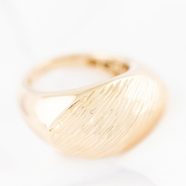 Anillo hueco en oro amarillo 14 kilates.