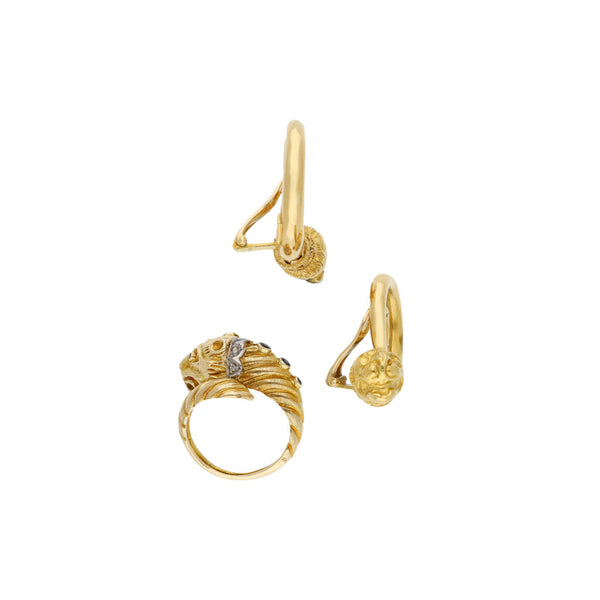 Juego de anillo y aretes diseño especial motivo felinos con diamantes y sinteticos en oro amarillo 18 kilates.