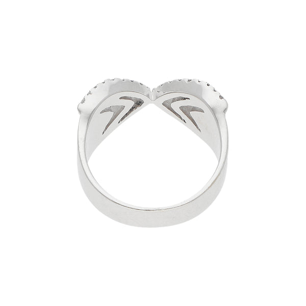 Anillo diseño especial motivo corazones con diamantes en oro blanco 14 kilates.