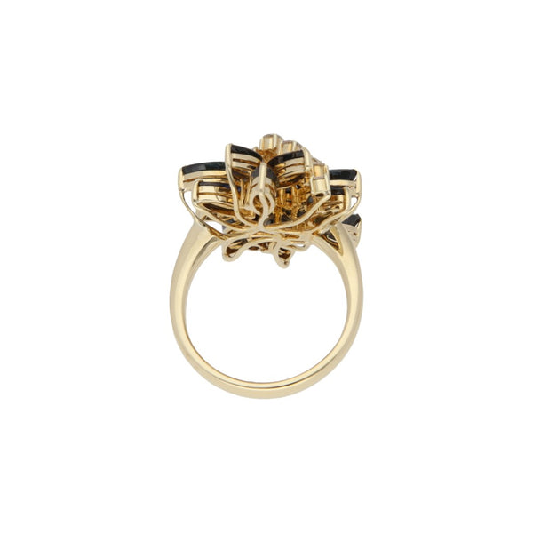 Anillo calado con diamantes y zafiros en oro amarillo 14 kilates.