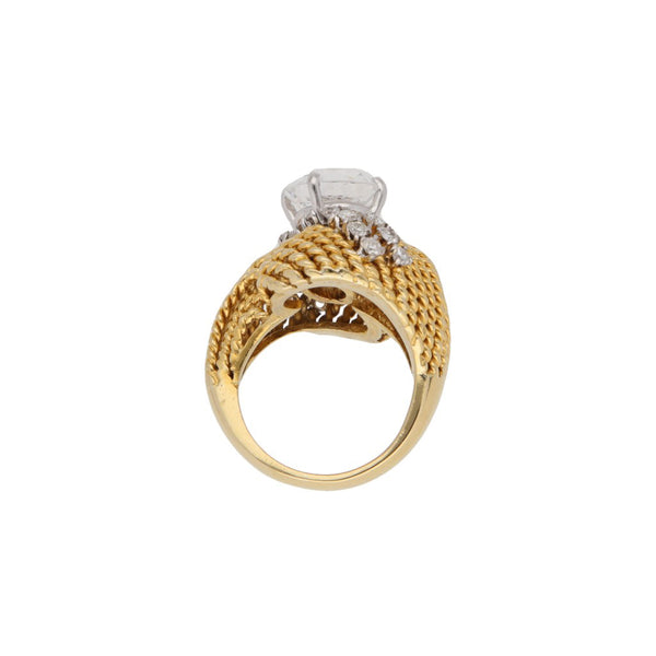 Anillo tenzado con diamantes y circonia en oro amarillo 18 kilates.