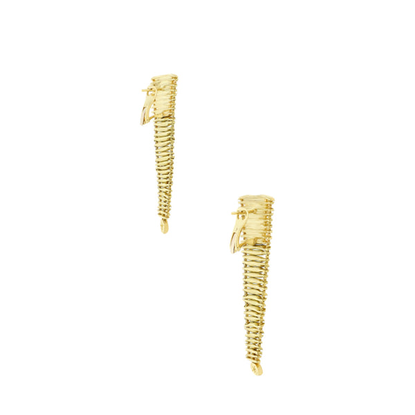 Aretes diseño especial con diamantes en oro amarillo 18 kilates.