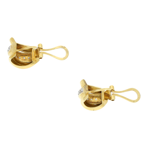 Aretes diseño especial con diamantes en oro amarillo 18 kilates.