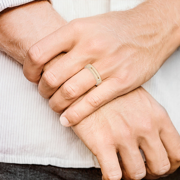 Anillo diseño especial motivo octagono con diamante en oro dos tonos 18 kilates.