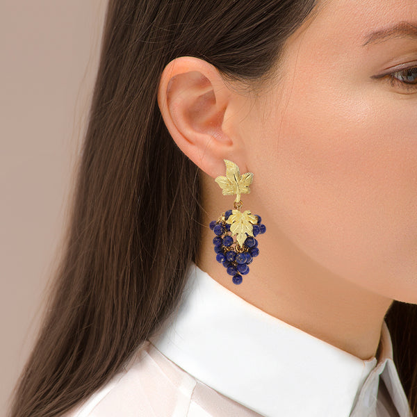 Aretes diseño especial con colgantes motivo uvas y lapislazuli en oro amarillo 18 kilates.