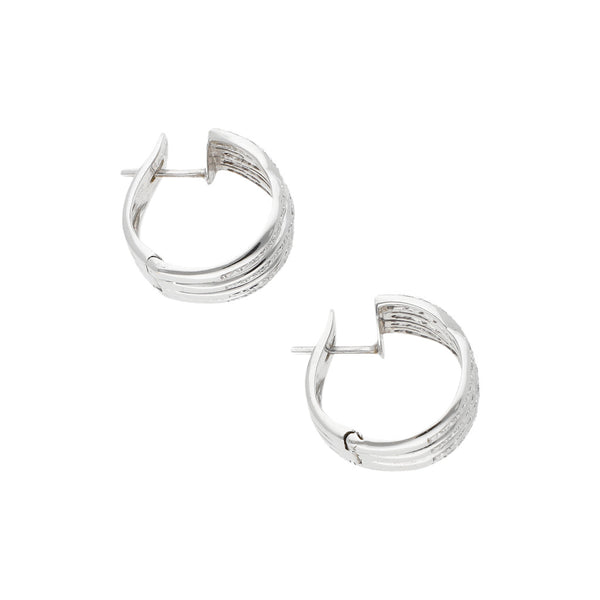 Aretes trenzados con diamantes en oro blanco 18 kilates.