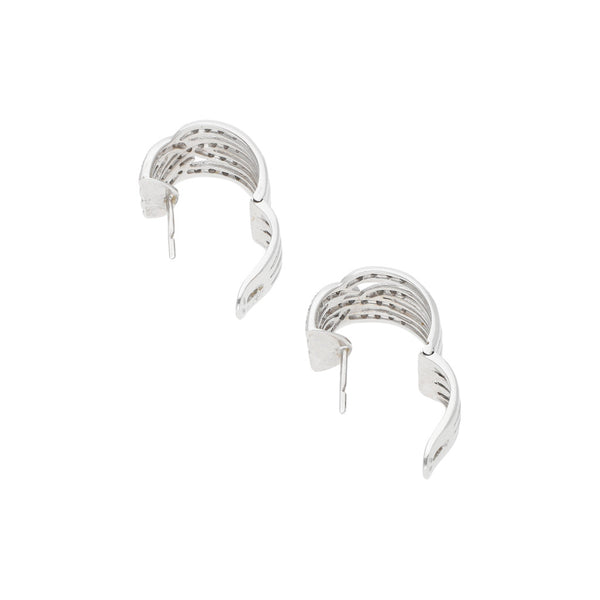 Aretes trenzados con diamantes en oro blanco 18 kilates.