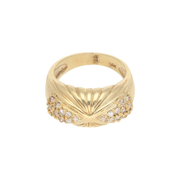 Anillo diseño especial con diamantes en oro amarillo 14 kilates.