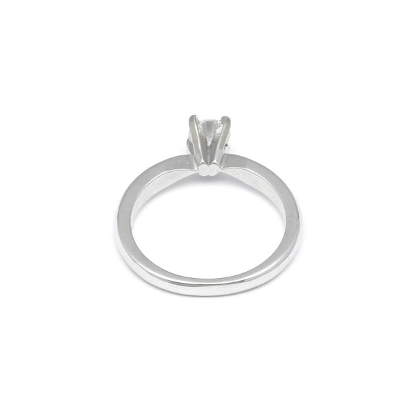 Anillo de compromiso con diamante en oro blanco 14 kilates.