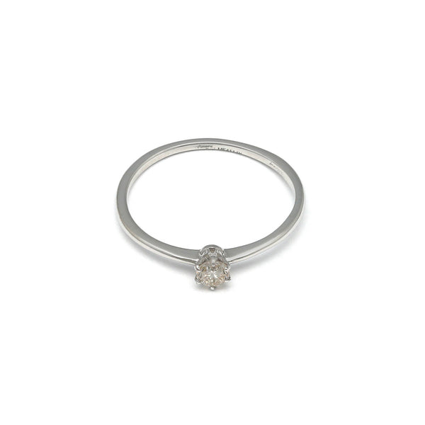 Anillo de compromiso con diamante en oro blanco 14 kilates.