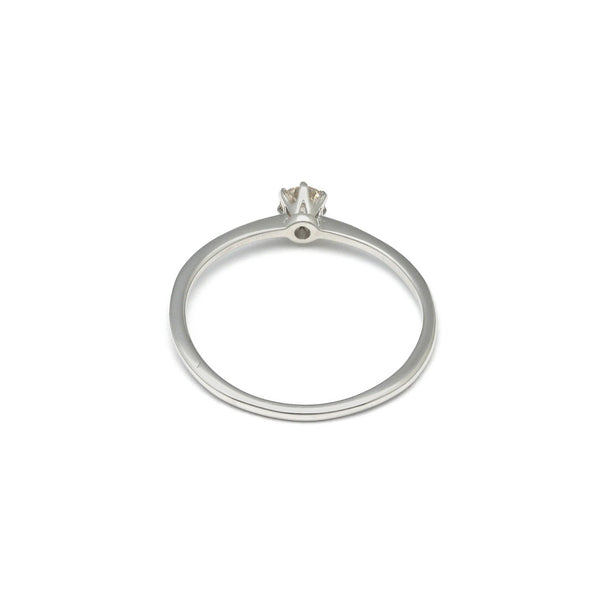 Anillo de compromiso con diamante en oro blanco 14 kilates.