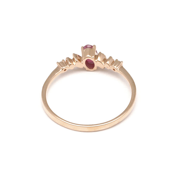 Anillo diseño especial con diamantes y rubí en oro rosa 14 kilates.