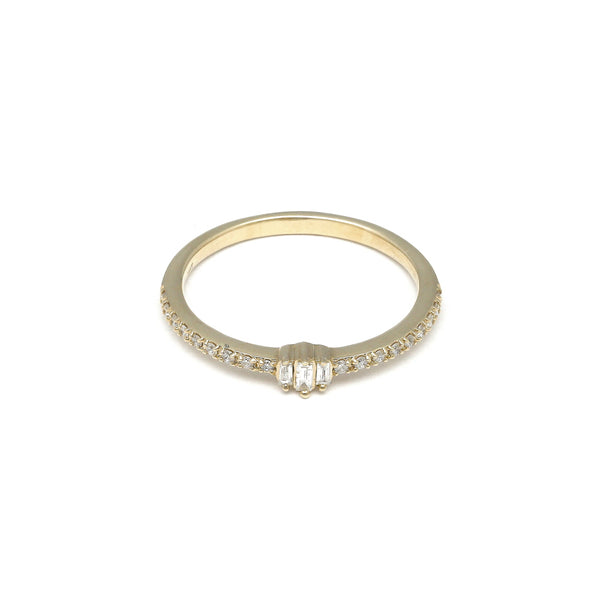 Anillo de compromiso con diamantes en oro amarillo 14 kilates.