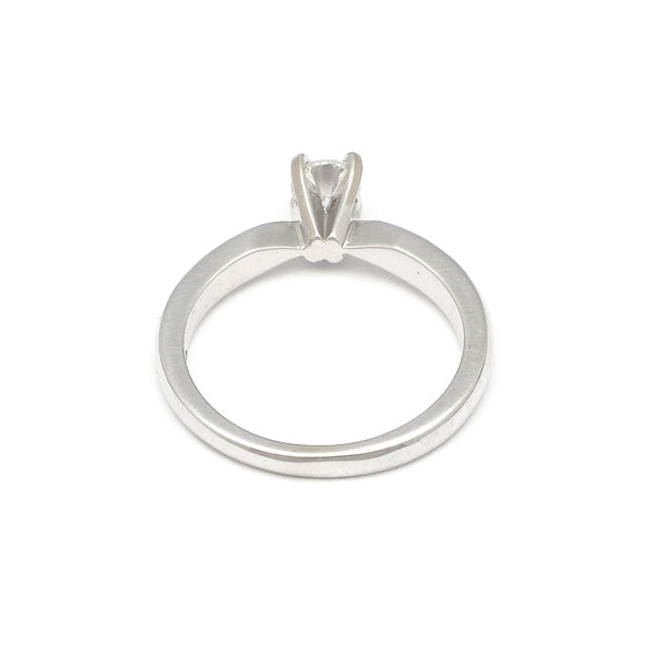 Anillo de compromiso con diamante en oro blanco 14 kilates.