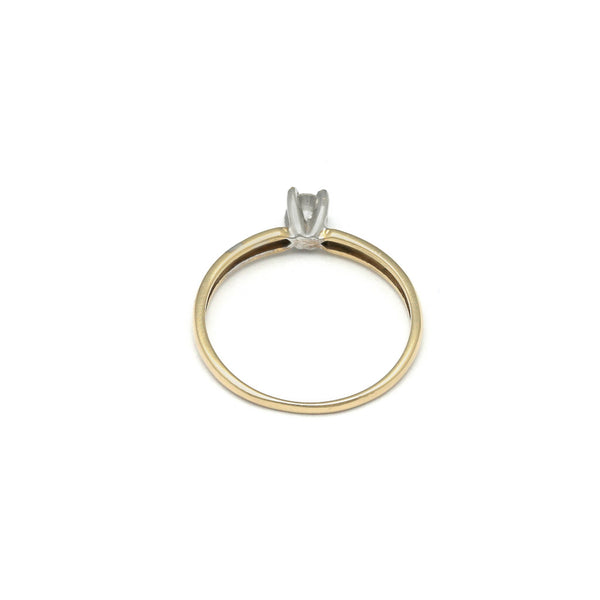 Anillo de compromiso con diamante en oro amarillo 14 kilates.