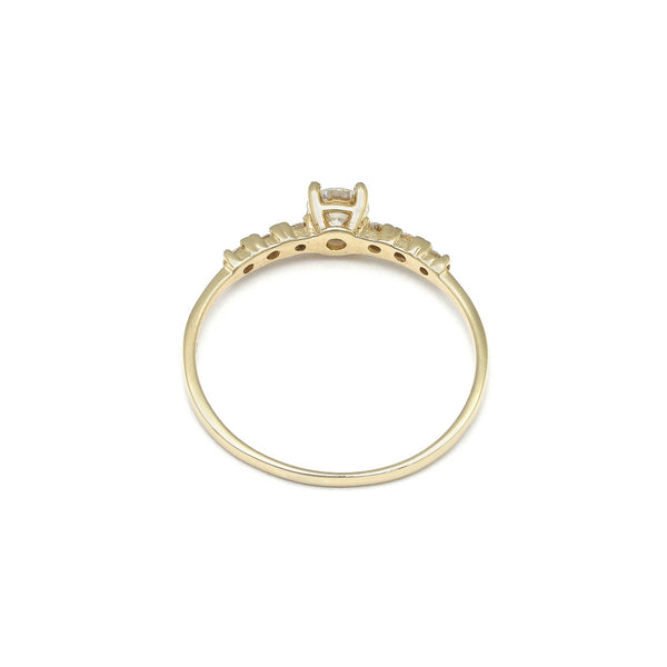 Anillo de compromiso con diamantes en oro amarillo 14 kilates.