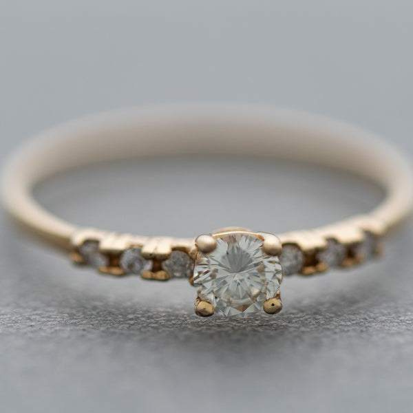 Anillo de compromiso con diamantes en oro amarillo 14 kilates.