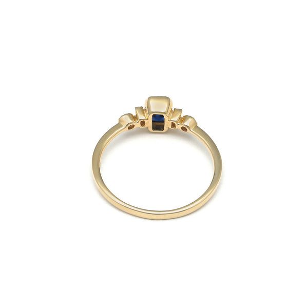 Anillo diseño especial con diamantes y zafiro en oro amarillo 14 kilates.