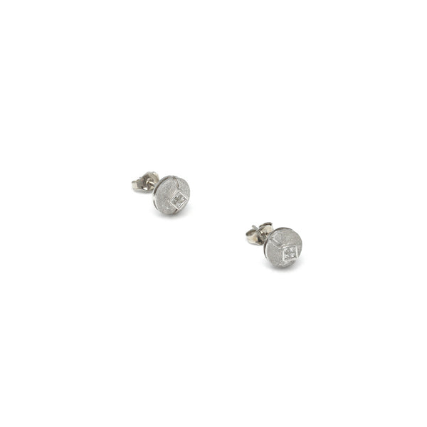 Aretes huecos con diamantes en oro blanco 14 kilates.