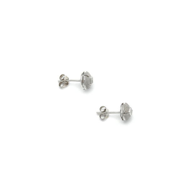 Aretes huecos con diamantes en oro blanco 14 kilates.