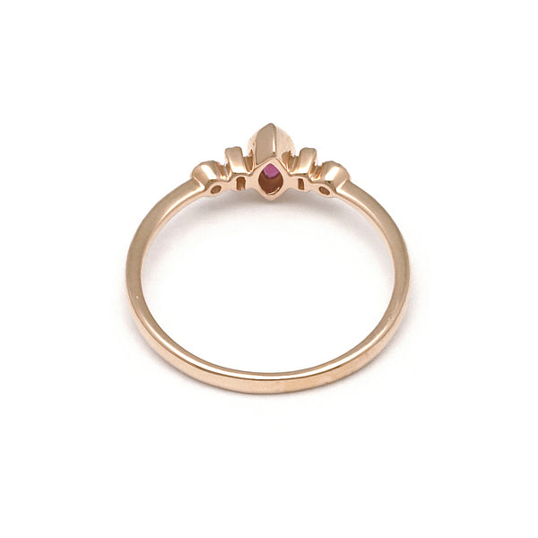 Anillo diseño especial con diamantes y rubí en oro rosa 14 kilates.