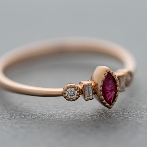 Anillo diseño especial con diamantes y rubí en oro rosa 14 kilates.