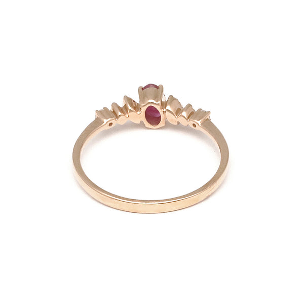 Anillo diseño especial con diamantes y rubí en oro rosa 14 kilates.