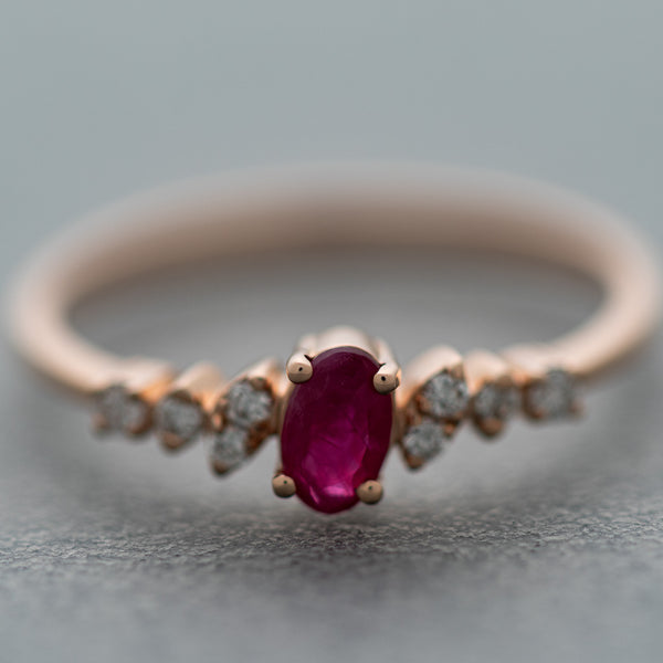 Anillo diseño especial con diamantes y rubí en oro rosa 14 kilates.