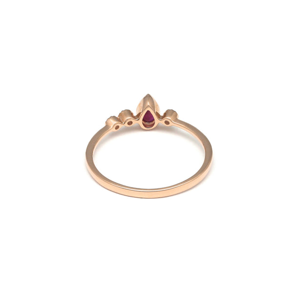 Anillo diseño especial con diamantes y rubi en oro rosa 14 kilates.