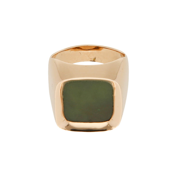 Anillo tipo sello con jade en oro amarillo 14 kilates.