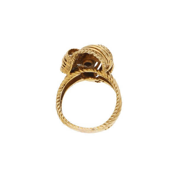 Anillo diseño especial motivo nudo en oro amarillo 18 kilates.