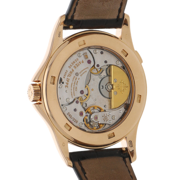 Reloj Patek Philippe para caballero modelo World Time caja y broche en oro rosa 18 kilates.