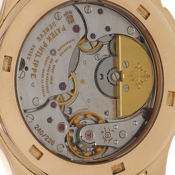 Reloj Patek Philippe para caballero modelo World Time caja y broche en oro rosa 18 kilates.