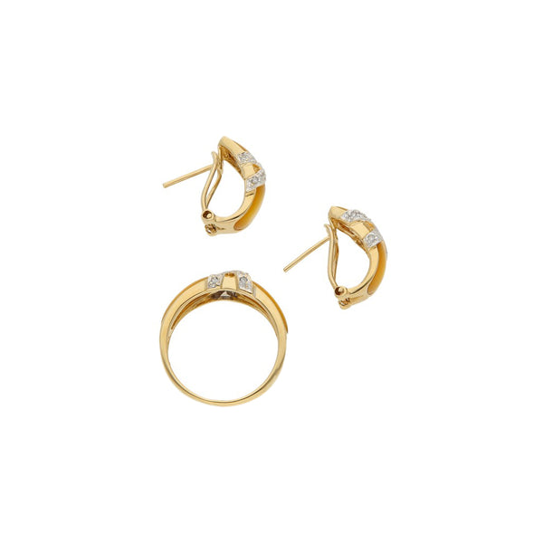 Juego de anillo y aretes diseño especial con sintéticos y diamantes en oro amarillo 18 kilates.