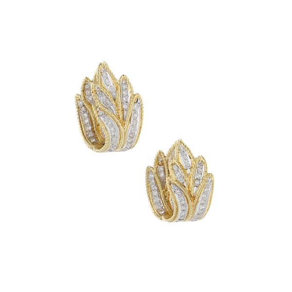 Aretes calados motivo hojas con diamantes en oro amarillo 14 kilates.