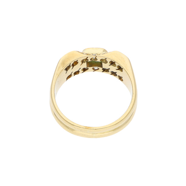 Anillo calado con diamantes y esmeraldas en oro amarillo 18 kilates.