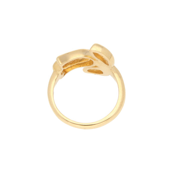 Anillo liso motivo flor en oro amarillo 18 kilates.