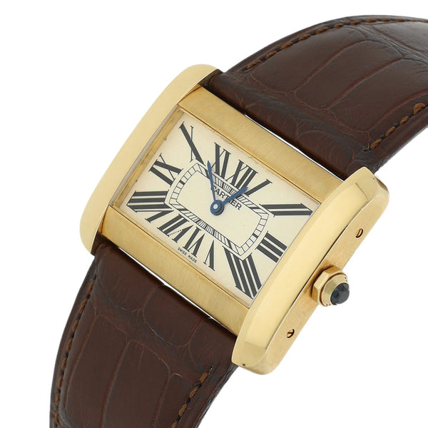 Reloj Cartier para caballero modelo Tank Divan caja, bisel y hebilla en oro amarillo 18 kilates.