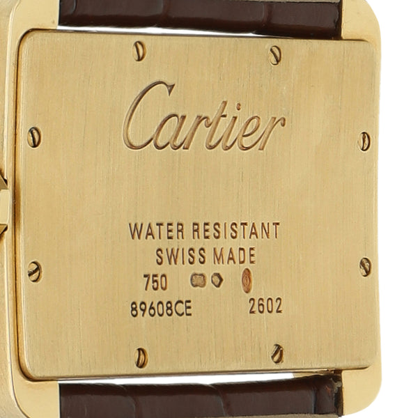 Reloj Cartier para caballero modelo Tank Divan caja, bisel y hebilla en oro amarillo 18 kilates.