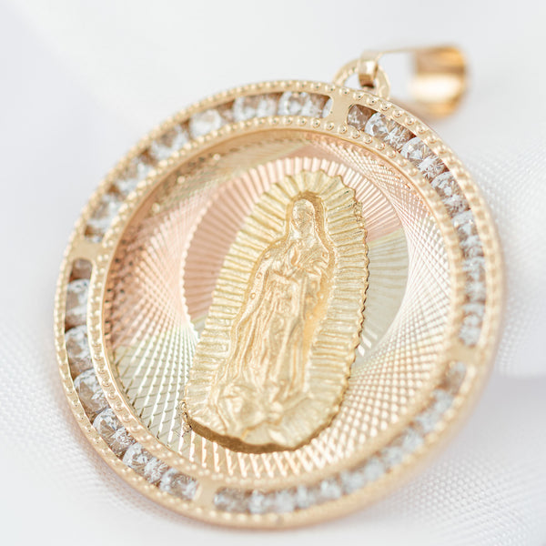 Medalla diseño especial con sintéticos motivo Virgen de Guadalupe en oro amarillo 14 kilates.