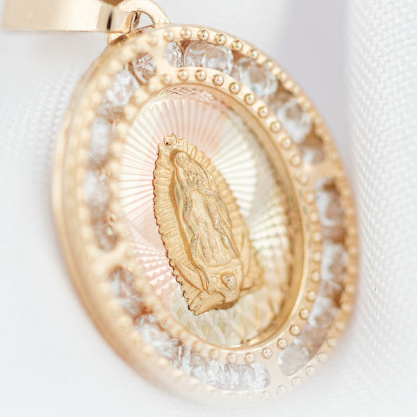 Medalla diseño especial con sintéticos motivo Virgen de Guadalupe en oro amarillo 14 kilates.